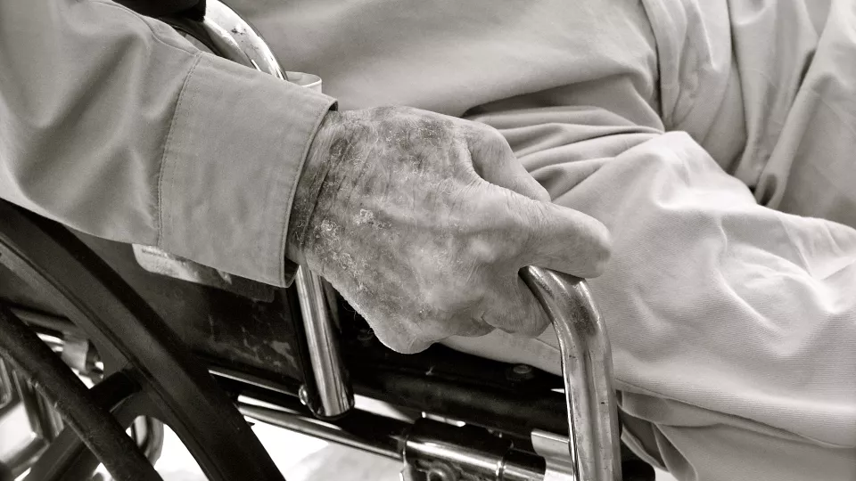 Foto: Pixabay, äldre man i rullstol