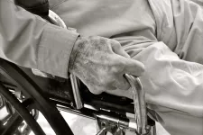 Foto: Pixabay, äldre man i rullstol